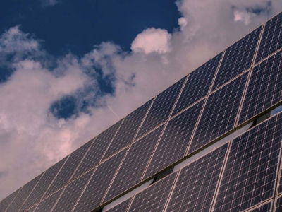 Sistemas fotovoltaicos demandam proteção contra surtos elétricos